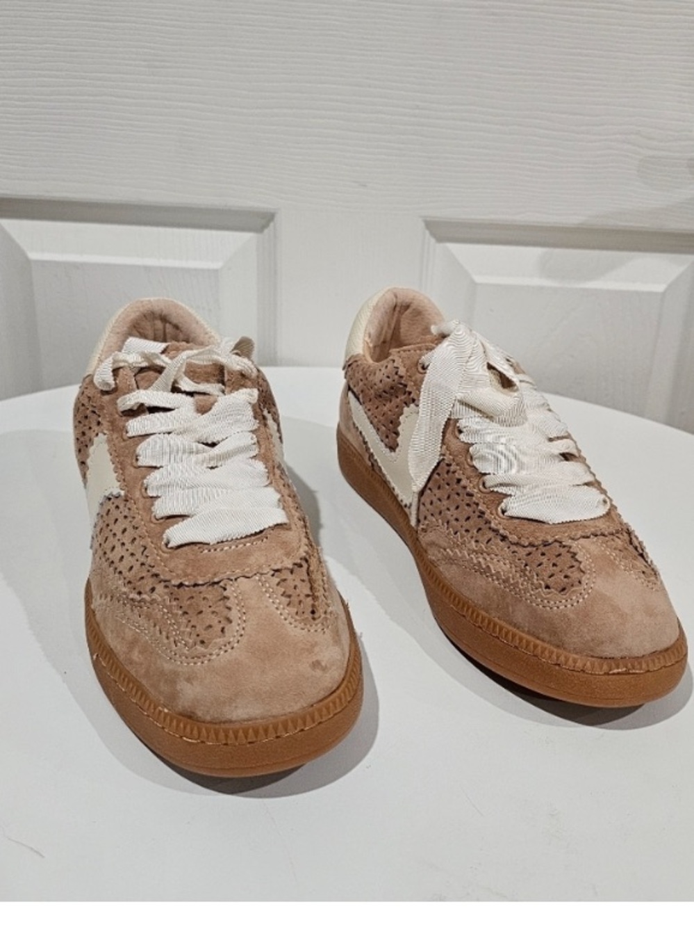Dolce Vita Women’s Suede Perforated Lace-Up Sneakers in Beige NWT - Picture 3 of 8